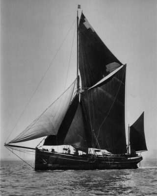 1960s-sailing-barge-houseboat-sweden-cruising-adventure-sailing-barge-venta-credit-Beken-of-Cowes