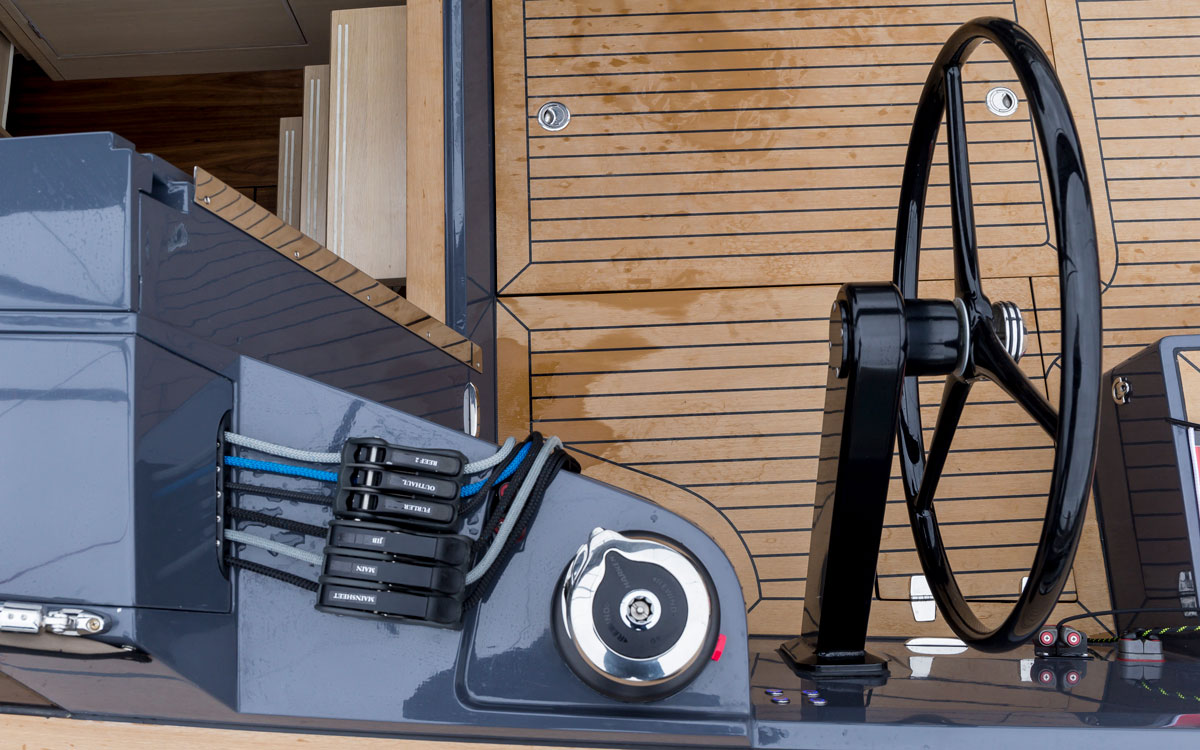 Saffier-SE37-lounge-boat-test-deck-sheets-credit-bertel-kolthof