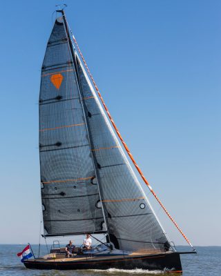 Saffier-SE37-lounge-boat-test-running-shot-tall-credit-bertel-kolthof